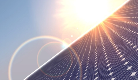 Sonne strahlt auf einen Halbleiter und es entsteht Strom durch Licht.